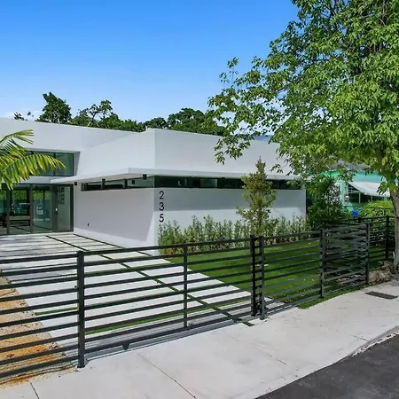 Design House -Heated Pool -Big Yard -Gated Parking-2