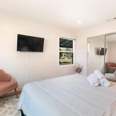 Beautiful 3 Bed 1 Bath Designer Home + Hot Tub-2
