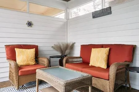 Modern Home Next To Vanderbilt Campus With Parking, Screened Porch & Workspace, Walk To Hillsboro Village, Fido & Pancake Pantry, Minutes To Music Row, 12 South & Broadway, Perfect For Families, Friends & University Visits-2