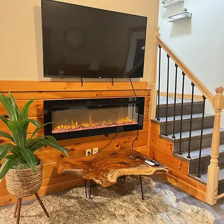 Smokey Mountain Retreat, New Hot Tub, Game Room, Sleeps 8!-2