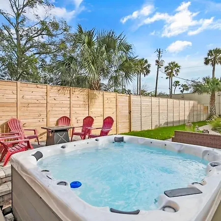 Remodeled Historic 1800S Carriage House, The Castle Garden, Colonial Modern Mansion-3