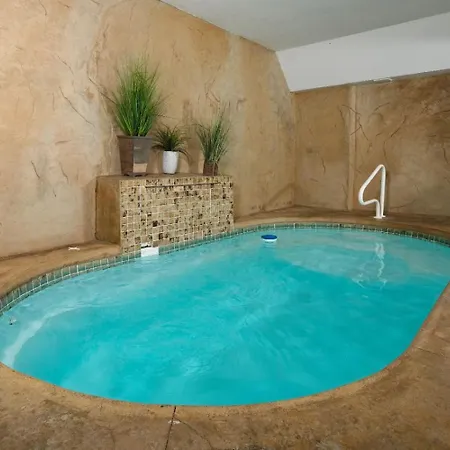 Gatlinburg Secret Splash - Private Indoor Pool, Outdoor Hot Tub, Jetted Tub + Game Room-2