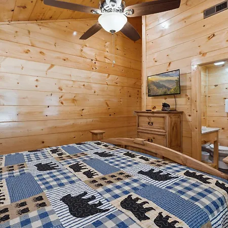 The 3 Bears Is A Newly Built 3 Bedroom Cabin Only 3 Minutes From The Parkway!-3