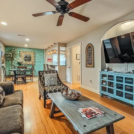 Quiet Plaza Two Bedroom 2 Bathroom-3