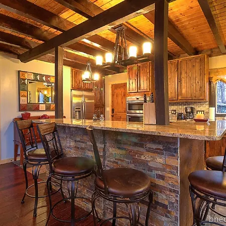 Bear Necessities, Luxury 5Bd Mtn Views, Hot Tub, Many Bear Sightings-2
