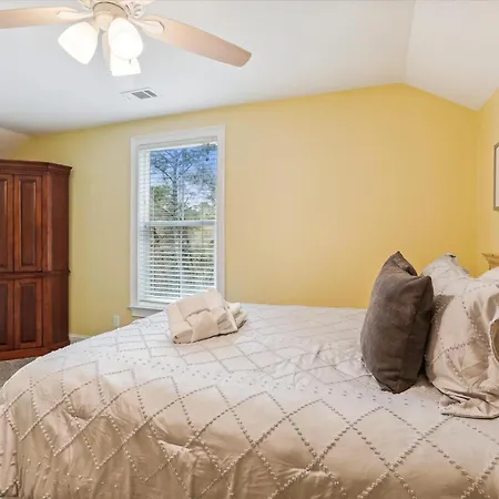 13 Moonshell Rd- Near Ocean,Huge Pool,Fully Fenced Backyard! Free Activities!-3