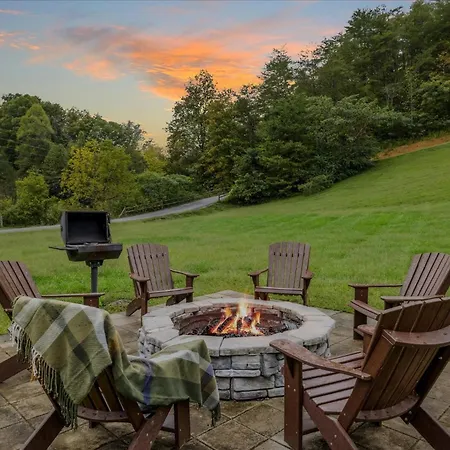 Black Bear Lodge - Game, Movie, Firepit-3
