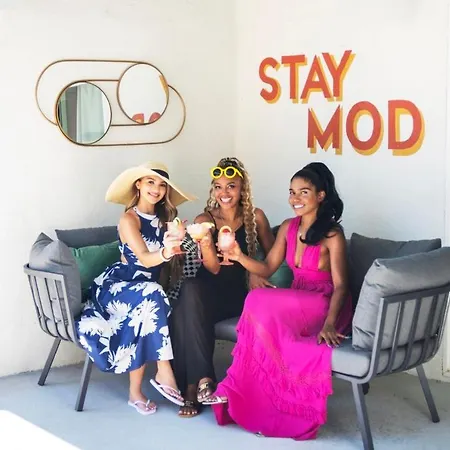 Mod Retreat In Vibrant Palm Springs-2
