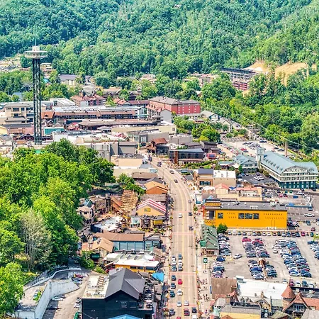 Downtown Gatlinburg Prime Location Walk Everywhere In Gatlinburg3Bed3Bath Sleeps 8-3