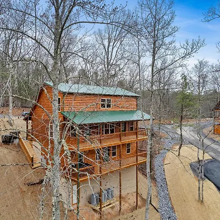 Happy Bear Lodge - 1 Mile To Parkway - Hot Tub, Pool Table & Theater!-2