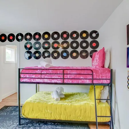 Howdy House New And Trendy With Rooftop Deck-2