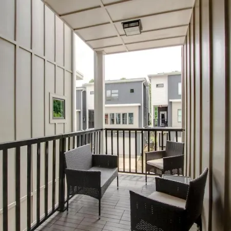 Howdy House New And Trendy With Rooftop Deck-3