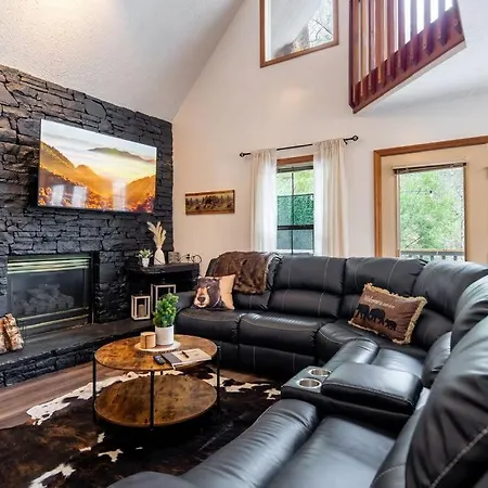 Twilight Timber - Pet Friendly Cabin With Hot Tub, And Game Room-2