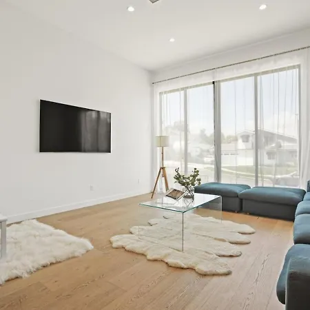 Modern High End High Ceiling 3Bd Central La-2
