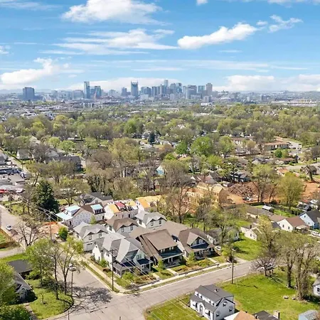 Stylish East Nash Retreat, Walk To Local Favorites, Sleep 10 With Smart Tvs, Workspace & Fast Wifi, Attached Garage & Full Kitchen, Walk To Mas Tacos, Drive 10 Min To Downtown Broadway, 24 Hr Hospitality-3