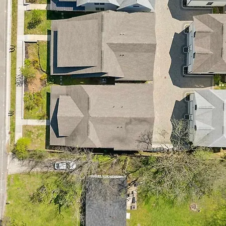 Stylish East Nash Retreat, Walk To Local Favorites, Sleep 10 With Smart Tvs, Workspace & Fast Wifi, Attached Garage & Full Kitchen, Walk To Mas Tacos, Drive 10 Min To Downtown Broadway, 24 Hr Hospitality-2