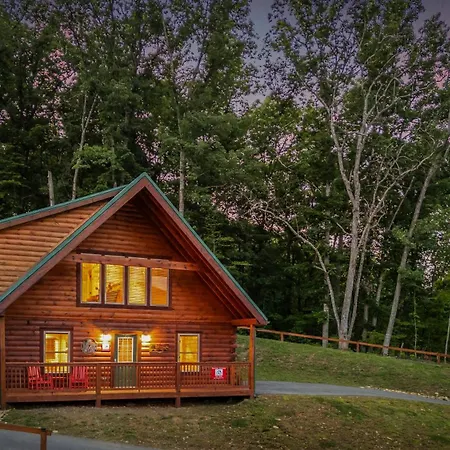 The 3 Bears Is A Newly Built 3 Bedroom Cabin Only 3 Minutes From The Parkway!-2