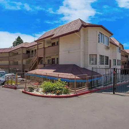 Econo Lodge-2