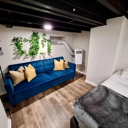 Bi-Level 3 Bedroom Plus Finished Basement That Sleeps 12-3