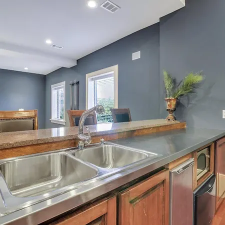 Sky Suite At 300 Drayton-2