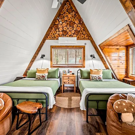 High Bear Activity, Handicap Ramp, Hot Tub, Fire Table, Game Room, Family Cabin-3