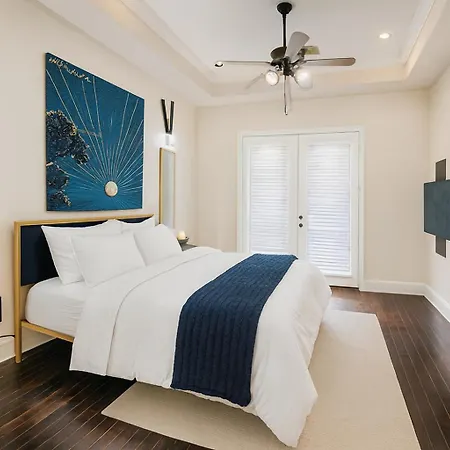 Stylish Home Private Pool, King Bed & Garage-2