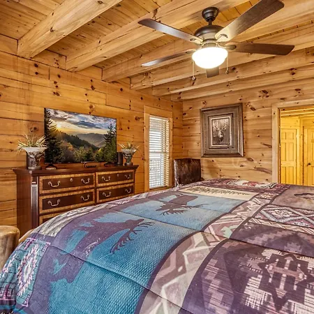 Bear Hug Cabin Gatlinburg Convenient To Everything!-3