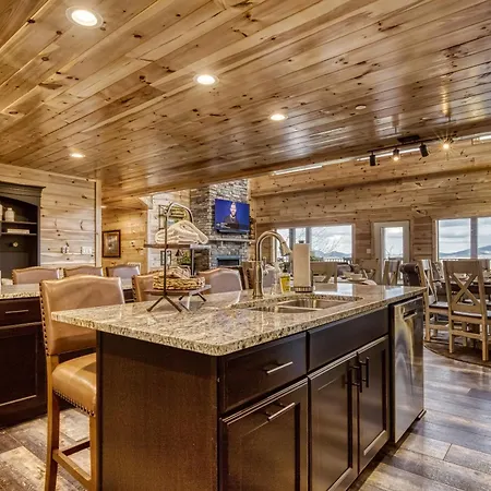 Gritz Carlton Lodge, 2 Large Cabins, 2 Pools, 2 Theater Rooms, 2 Game Rooms, Amazing Mtn Views-2