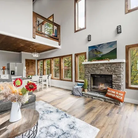 Modern Chalet With Mountain Views In Gatlinburg Tn-2