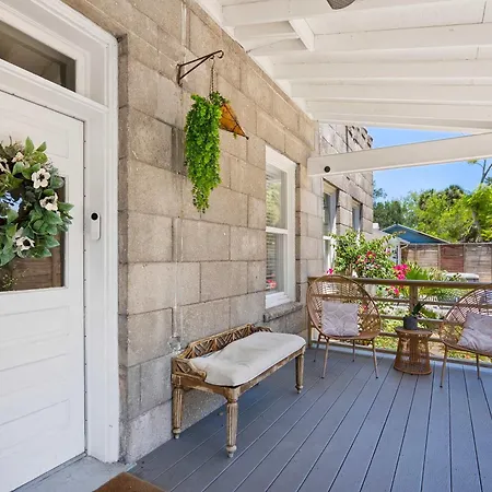 Remodeled Historic 1800S Carriage House, The Castle Garden, Colonial Modern Mansion-2
