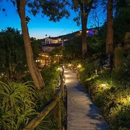 Hollywood Hideaway-3