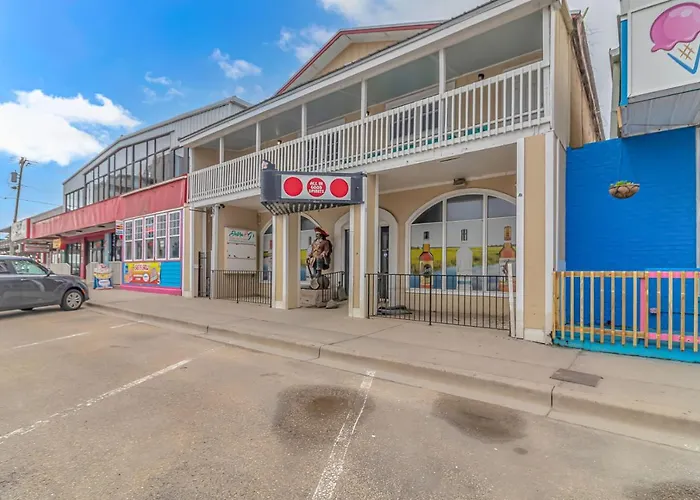 125 Atlantic Avenue Unit H - Pet Friendly! Walk To The Beach And Pier!1Br -1Ba - Sleeps 4 Guests! Myrtle Beach