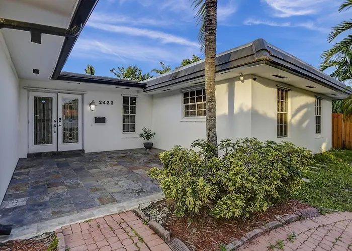Casa Ria Luxury House & Private Pool Near Aventura Mall Miami