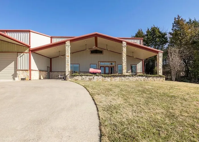 Texas Ranch House With 5 Bedroom And Fish Pond Dallas