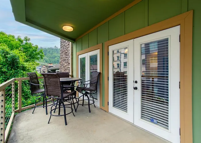 Skyline Sanctuary Wrap Around Deck Villa Gatlinburg