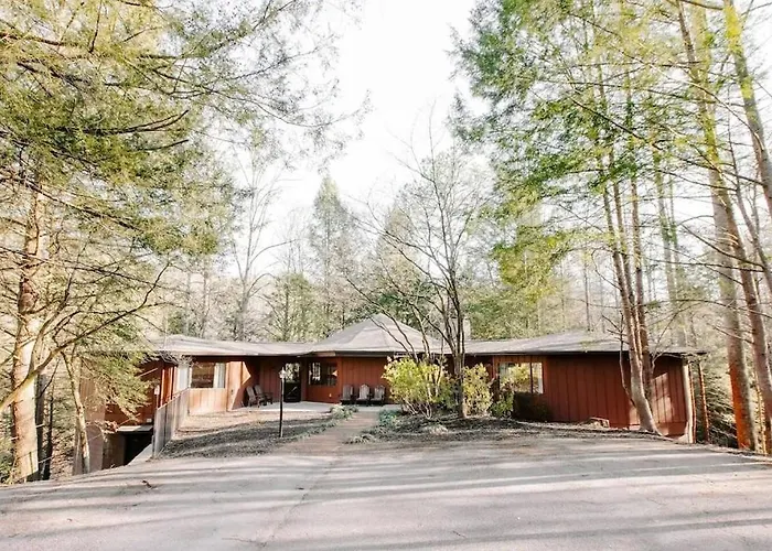 Cabin With Treehouse Views, 3 King Beds, 4 Bunks, And Large Hot Tub! Gatlinburg