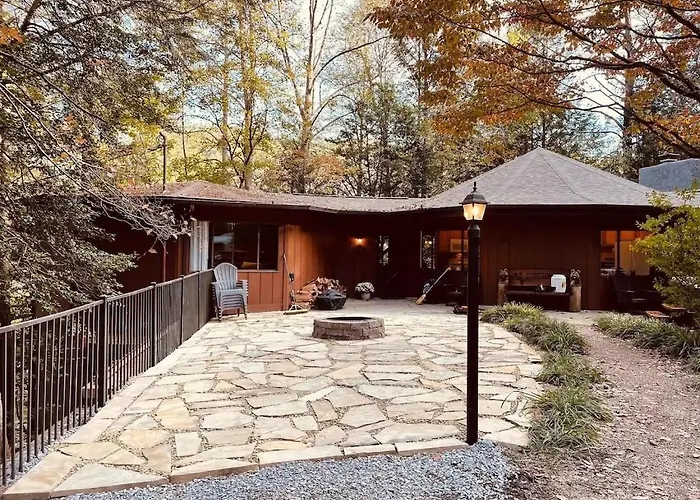 Cabin With Treehouse Views, 3 King Beds, 4 Bunks, And Large Hot Tub! Gatlinburg
