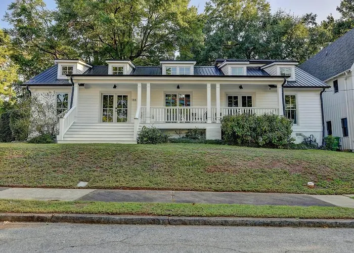Modern Farm House In Heart Of The City- Sleeps 12 Atlanta