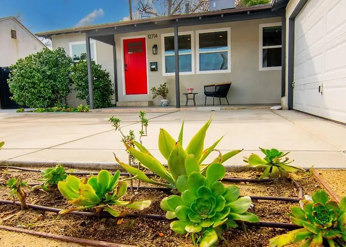 Beautiful 3 Bed 1 Bath Designer Home + Hot Tub Los Angeles