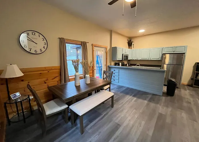 Smokey Mountain Retreat, Hot Tub, Game Room, Sleeps 8! Gatlinburg
