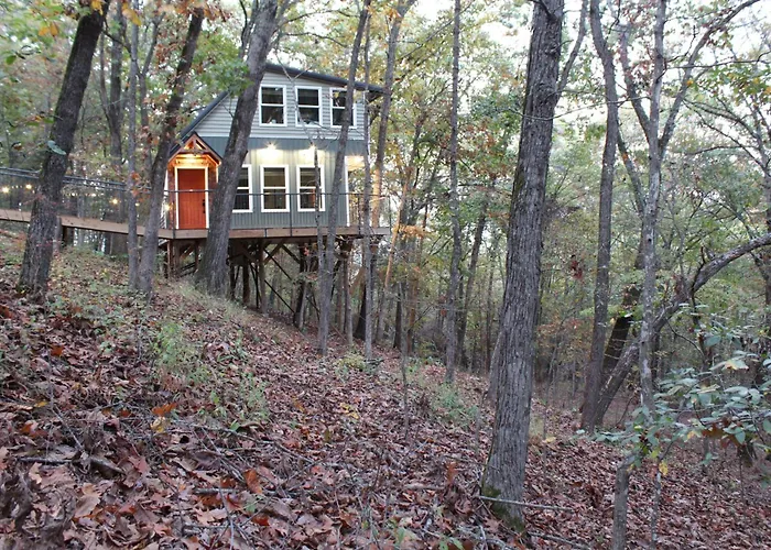 Secluded Treehouse In The Woods - Tree Hugger Hideaway Villa Branson