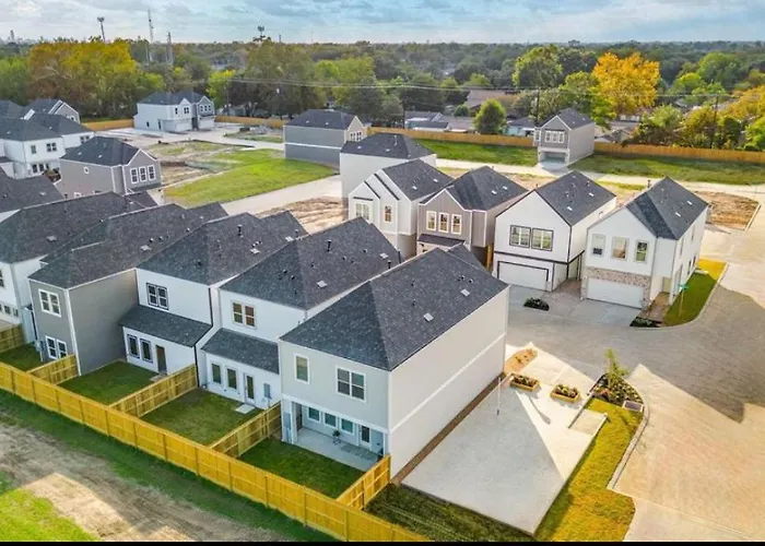 The Holistic Hideaway - Gated Community Villa Houston
