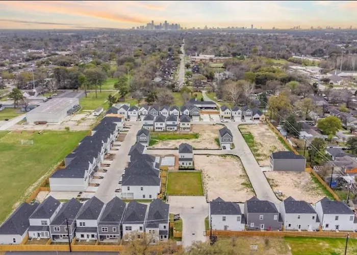 The Holistic Hideaway - Gated Community Villa Houston