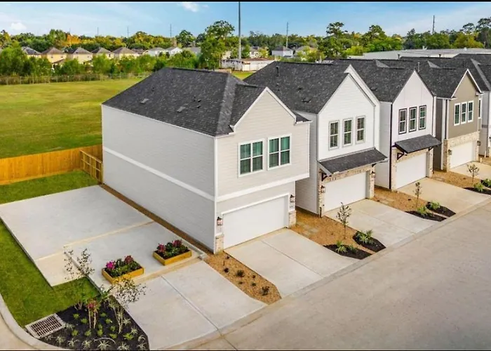 The Holistic Hideaway - Gated Community Villa Houston
