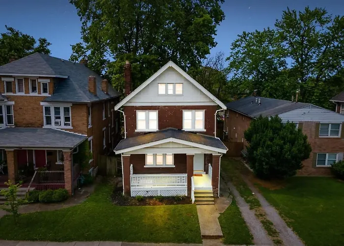 Large 5 Bedroom House Next To Osu, Sleeps 16 Columbus