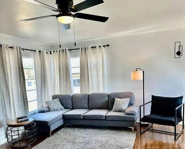 Modern La Cresta Villa Bakersfield