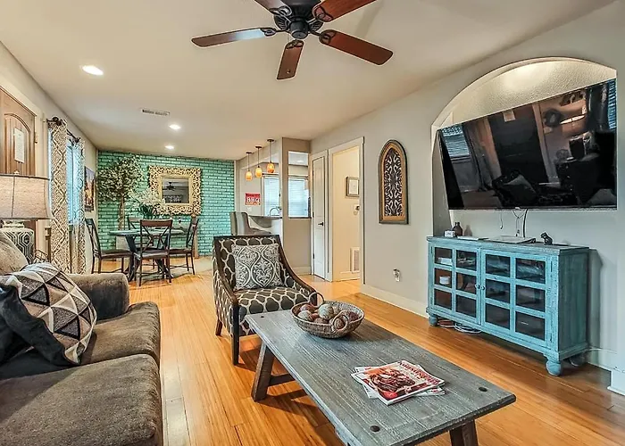 Quiet Plaza Two Bedroom 2 Bathroom Kansas City