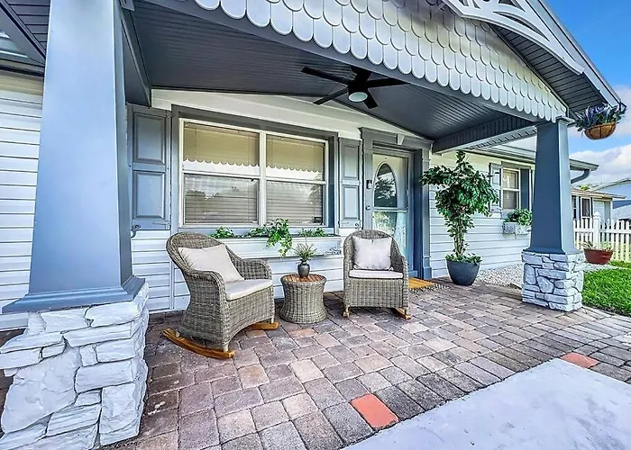Poolside Paradise Near Siesta Key Beach Sarasota