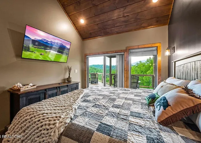 Hemlock Hideaway Villa Gatlinburg