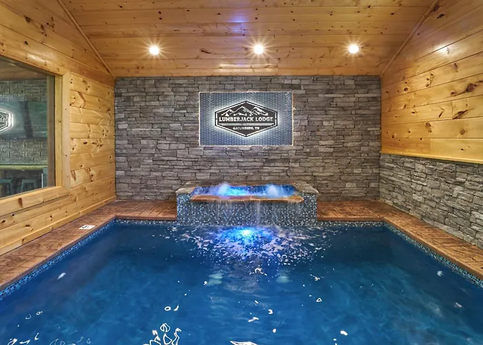 Lumberjack Lodge: Pool Theater Fire Pit Gatlinburg